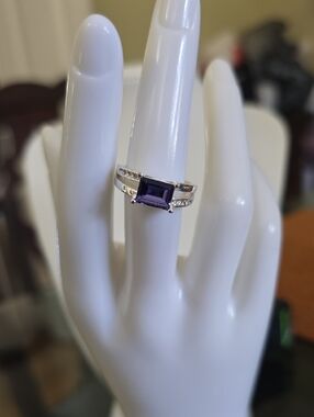 FASHION JEWELRY PURPLE AND SILVERTONE RING SIZE 7